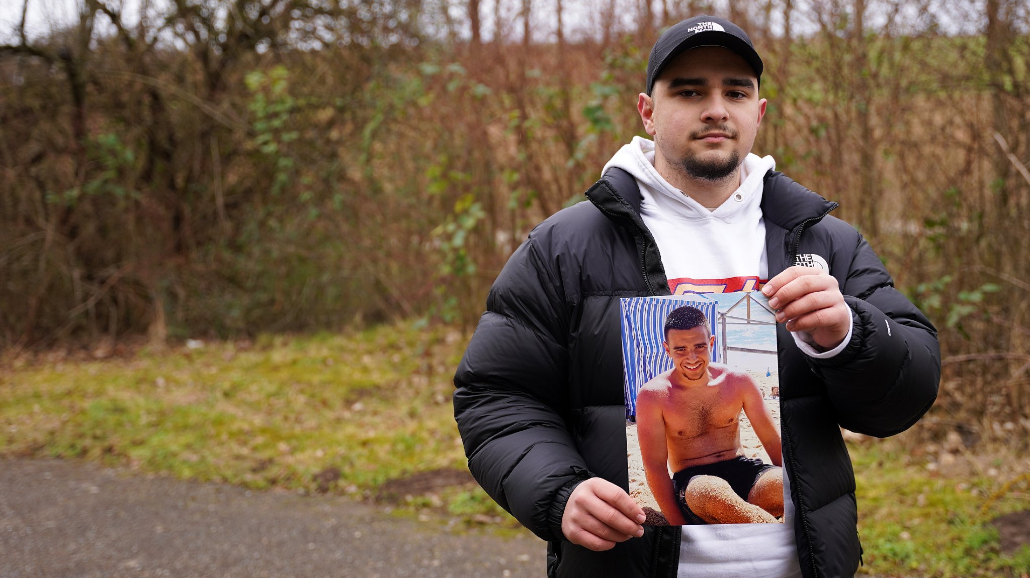 Bruno zeigt ein Foto von sich. Darauf zu sehen ist er vor Corona, damals war er deutlich trainierter und schlanker.