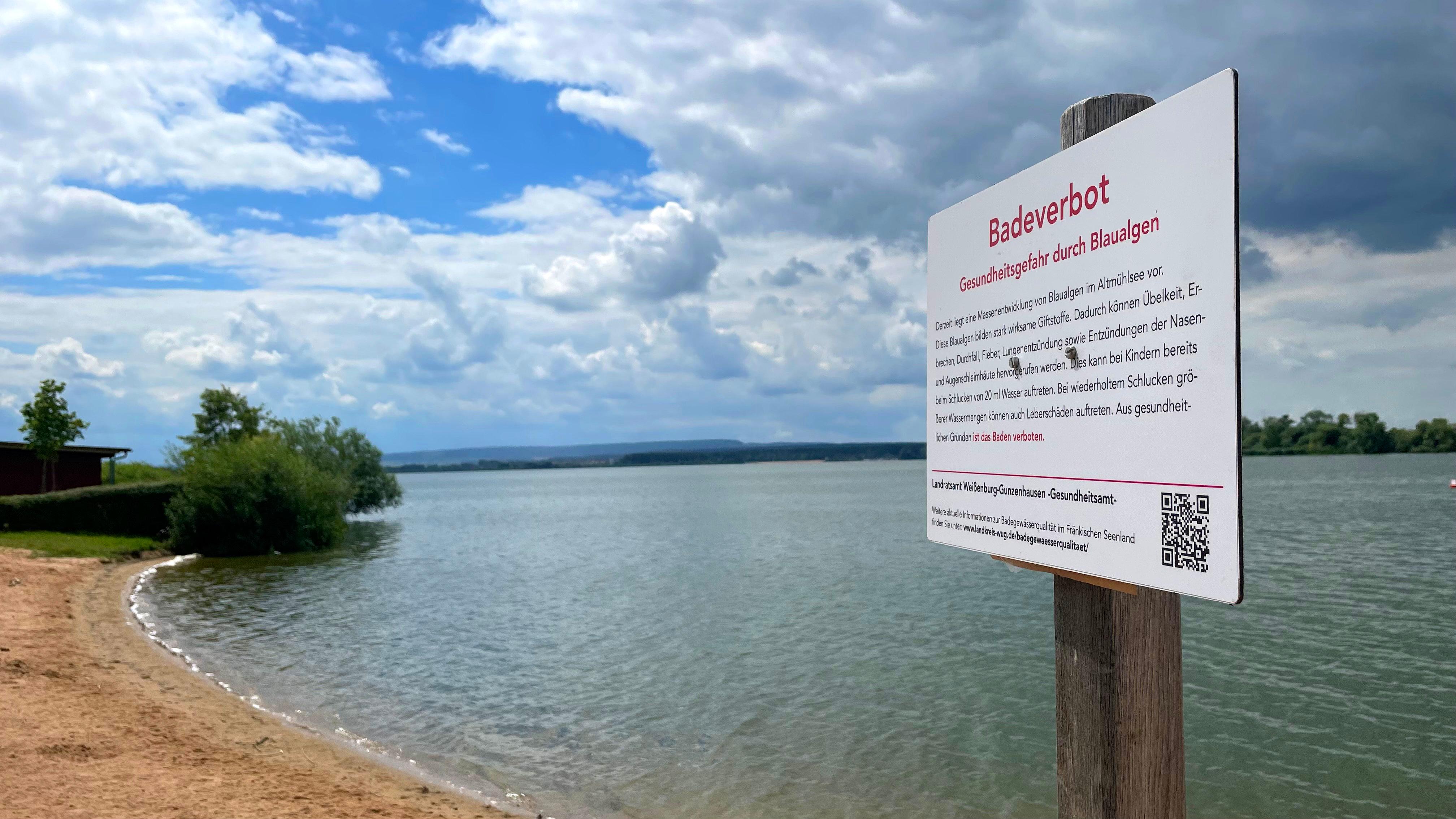 Warnschild wegen Blaualgen am Altmühlsee.
