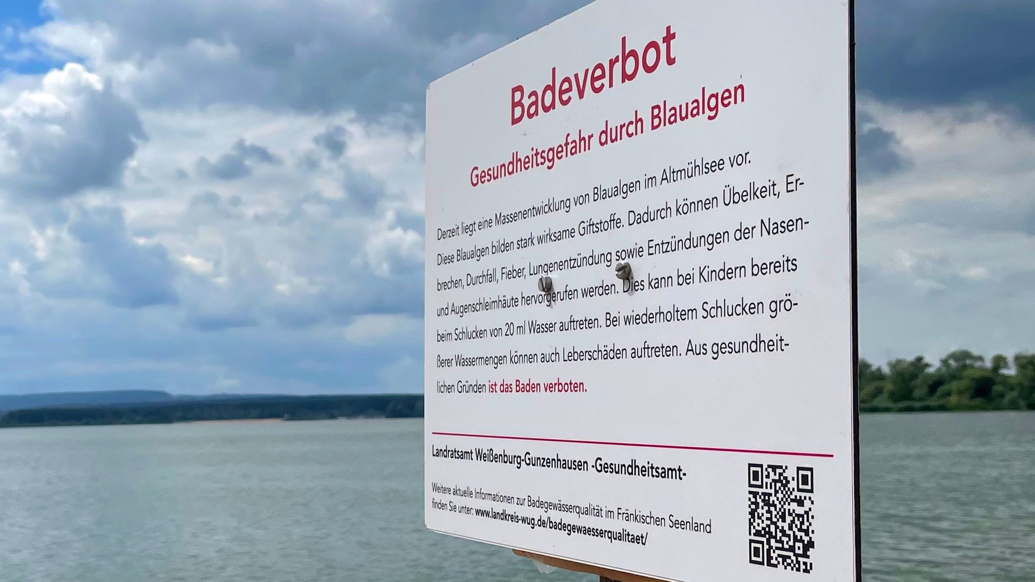 Warnschild wegen Blaualgen am Altmühlsee.