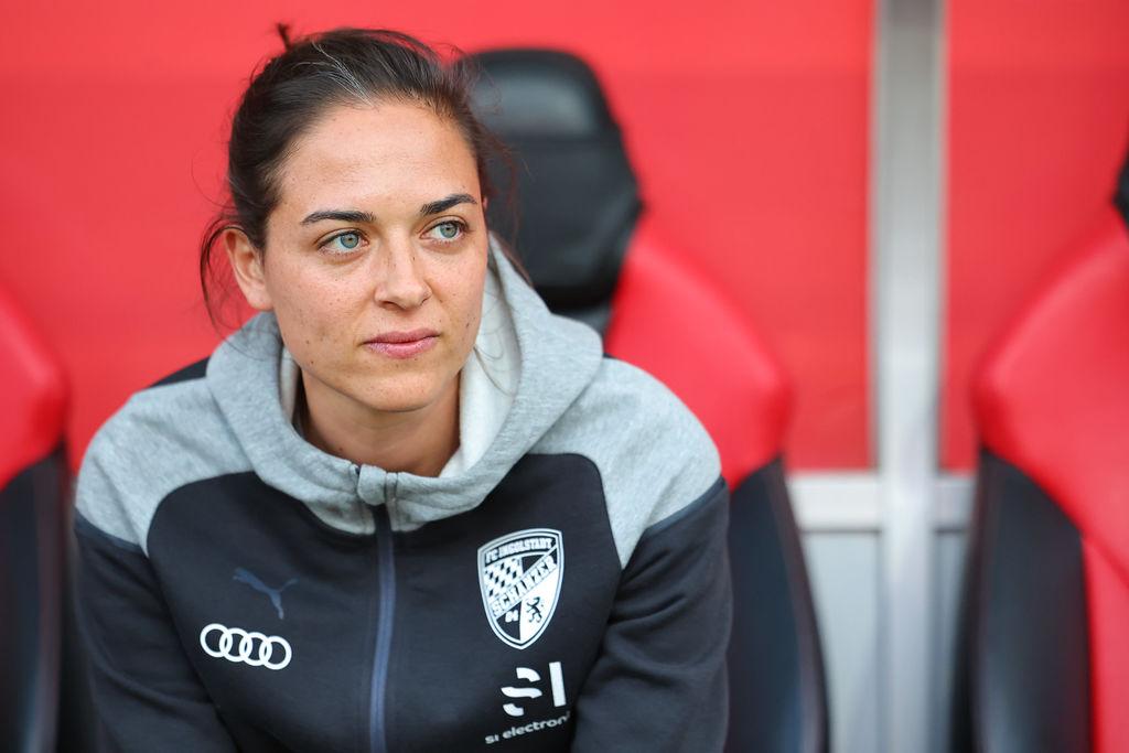 05.05.2024, Bayern, Ingolstadt: Fußball: 3. Bundesliga, FC Ingolstadt - SV Waldhof Mannheim, 36. Spieltag im Audi Sportpark. Die Trainerin Sabrina Wittmann aus Ingolstadt sitzt vor Spielbeginn am Platz. (zu dpa: «Cheftrainerin Wittmann mit Last-Minute-Remis bei Ingolstadt-Premiere») Foto: Daniel Karmann/dpa +++ dpa-Bildfunk +++