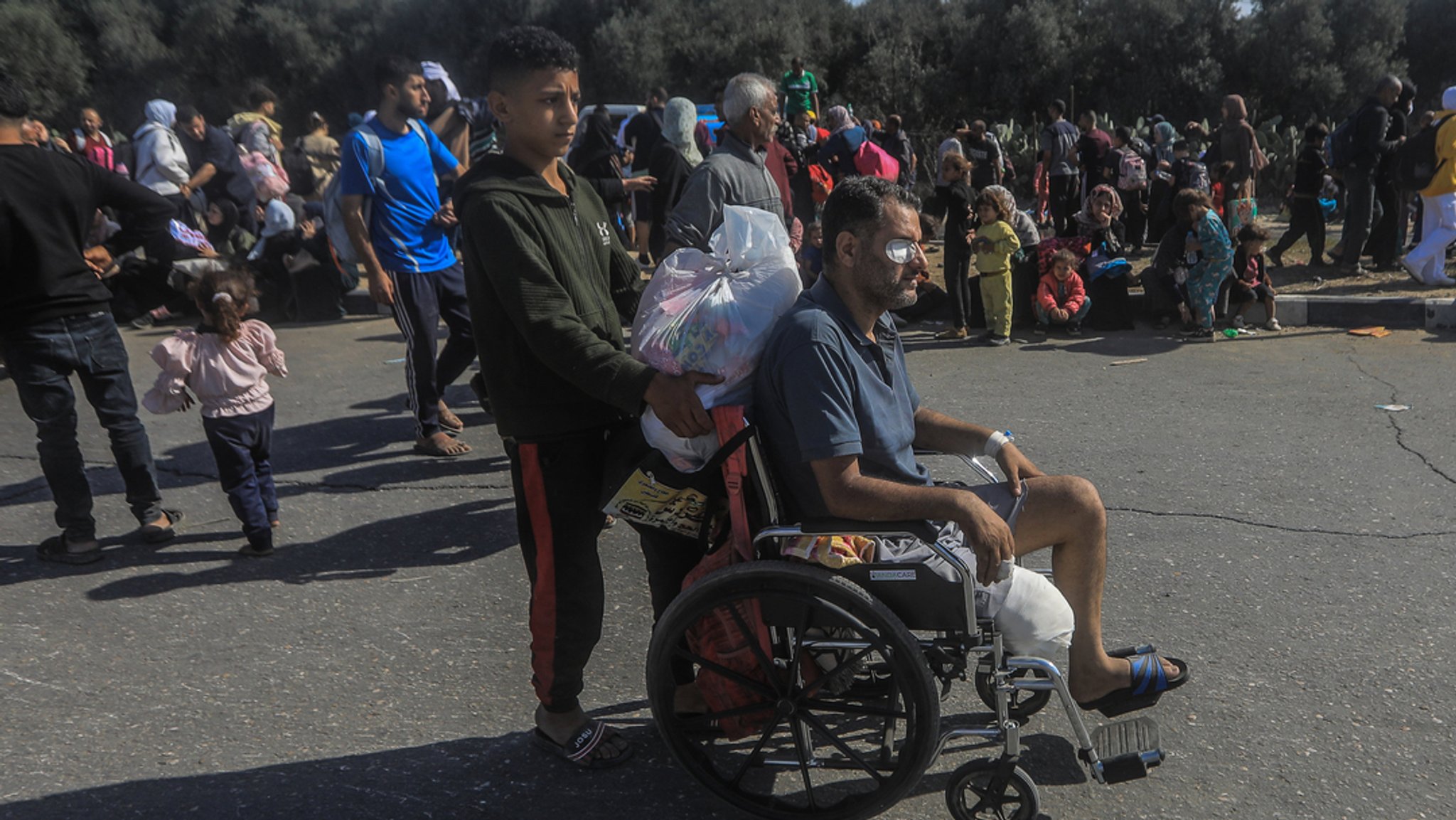 Palästinenser aus Gaza und anderen Teilen des nördlichen Gazastreifens fliehen in Richtung der südlichen Gebiete