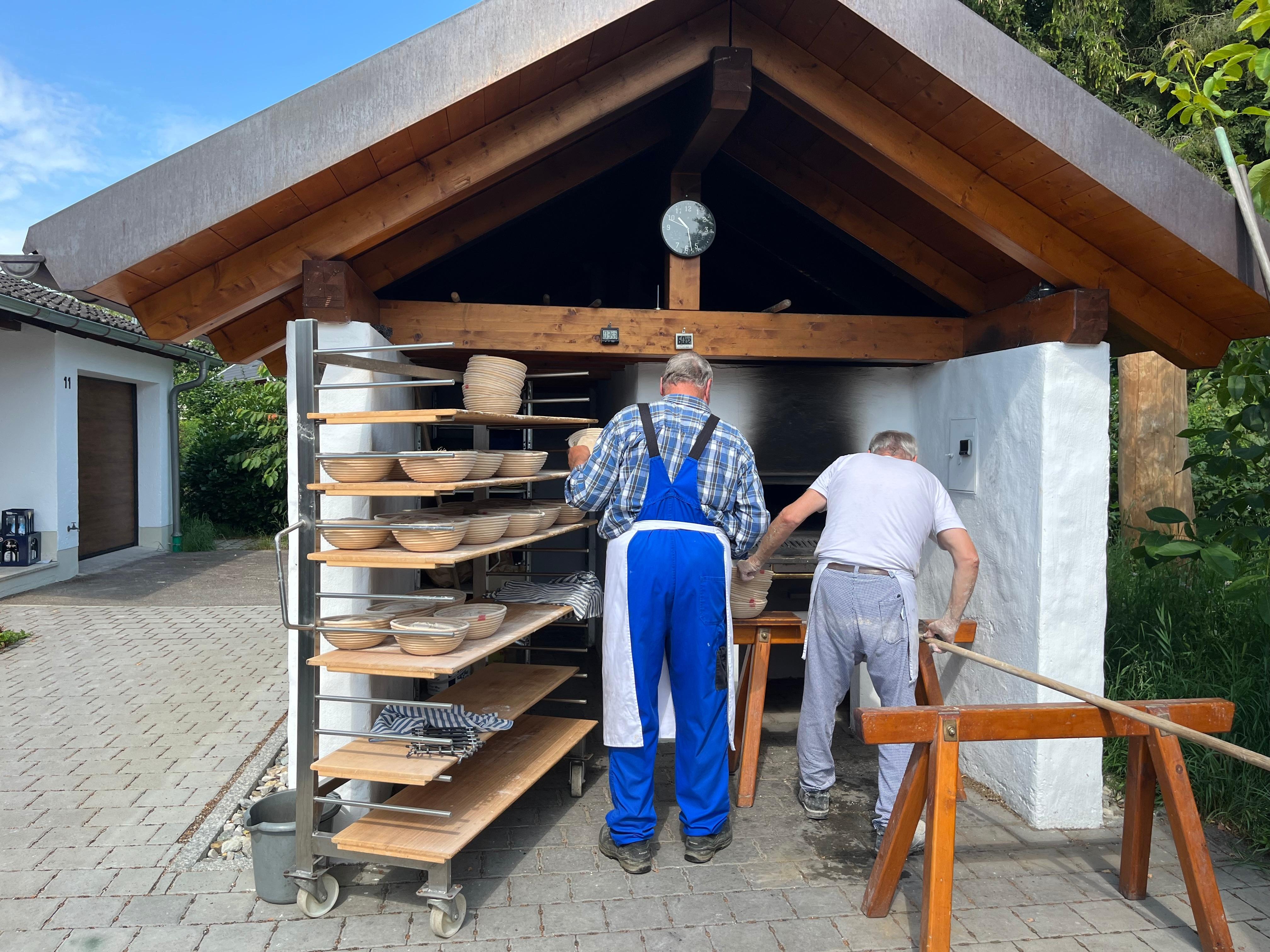 Zwei Rentner - eine Leidenschaft: Brot backen. Jeden Montag wird in Egenhofen Holzofenbrot gebacken.