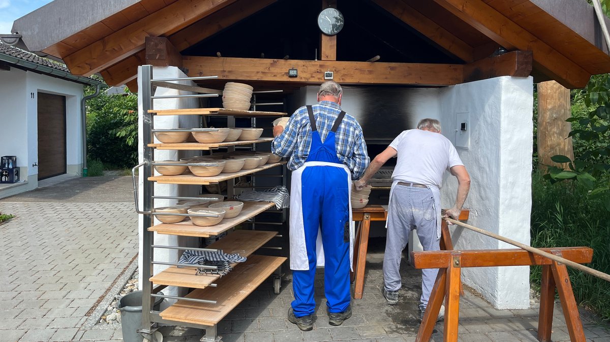 Zwei Rentner - eine Leidenschaft: Brot backen. Jeden Montag wird in Egenhofen Holzofenbrot gebacken.
