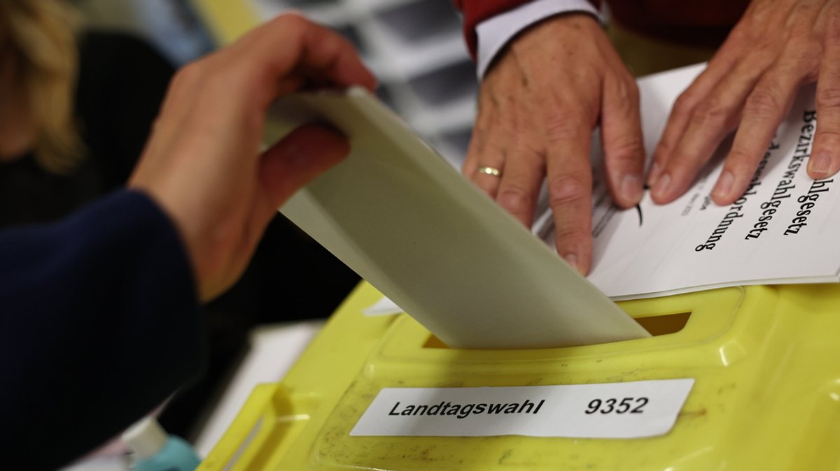 08.10.2023, Bayern, Nürnberg: Ein Wähler gibt in der Theodor Billroth Schule seine Stimme ab. In Bayern findet am Sonntag die Wahl zum 19. Bayerischen Landtag statt.
