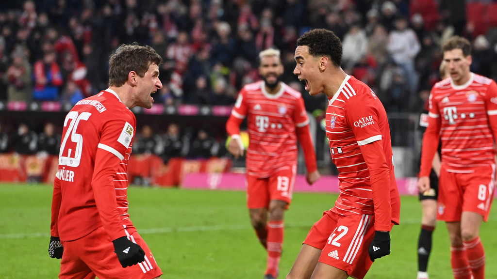 Die Bayern jubeln nach ihrem Erfolg über Union Berlin. | Bild: picture alliance / SvenSimon | Frank Hoermann / SVEN SIMON Die Bayern jubeln nach ihrem Erfolg über Union Berlin.
