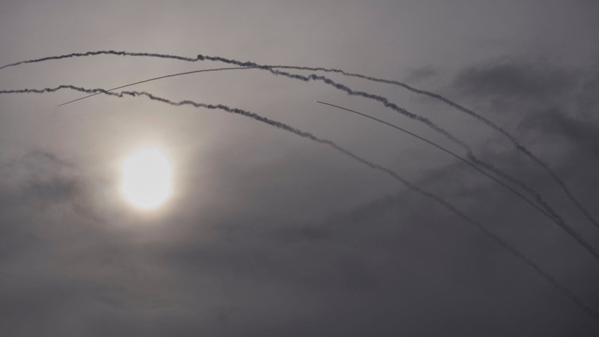 Archiv: Das israelische Luftabwehrsystem Iron Dome wehrt Raketen aus dem Iran ab. | Bild: dpa-Bildfunk/Ohad Zwigenberg Archiv: Das israelische Luftabwehrsystem Iron Dome wehrt Raketen aus dem Iran ab.