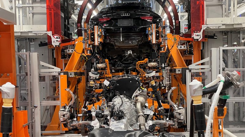 Ein Audi wird im Werk zusammengebaut. 
