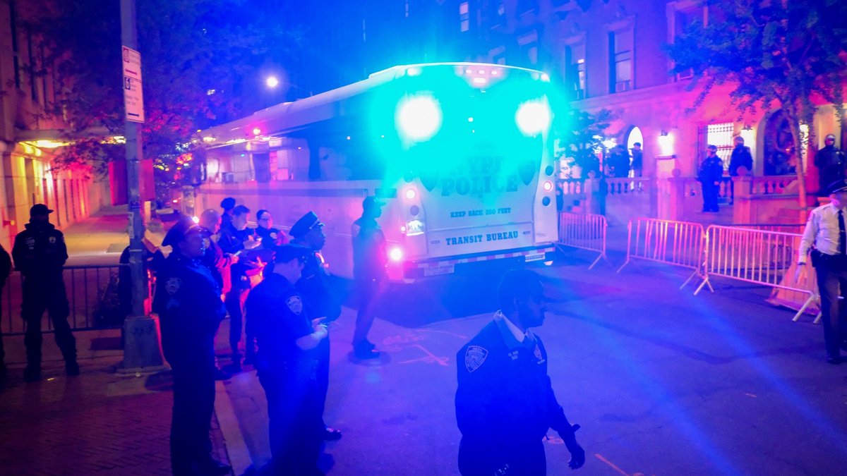 Ein Polizeibus mit verhafteten Demonstranten der Columbia University verlässt in New York eine Einfahrt zum Campus.