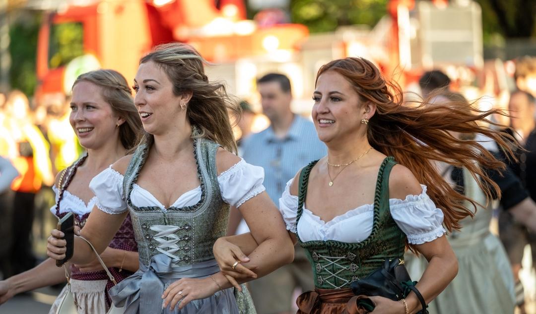 ARCHIV - 20.09.2025, Bayern, München: Besucherinnen stürmen zum Start des Oktoberfestes auf die Festwiese.