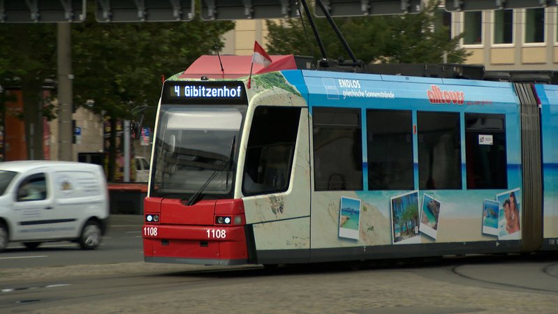 Straßenbahn der Linie 4 mit dem Ziel Gibitzenhof in Nürnberg.