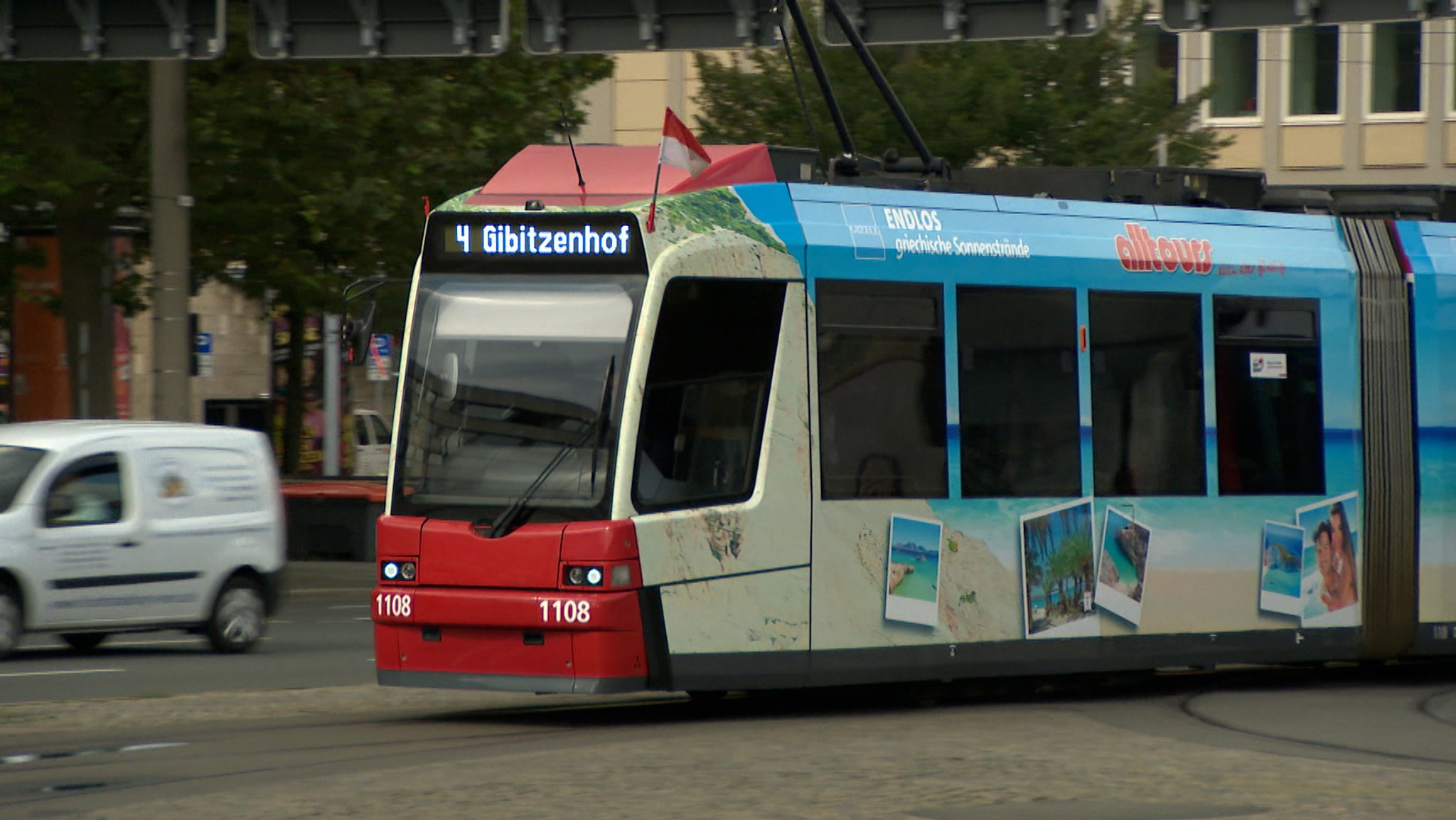 Straßenbahn der Linie 4 mit dem Ziel Gibitzenhof in Nürnberg.