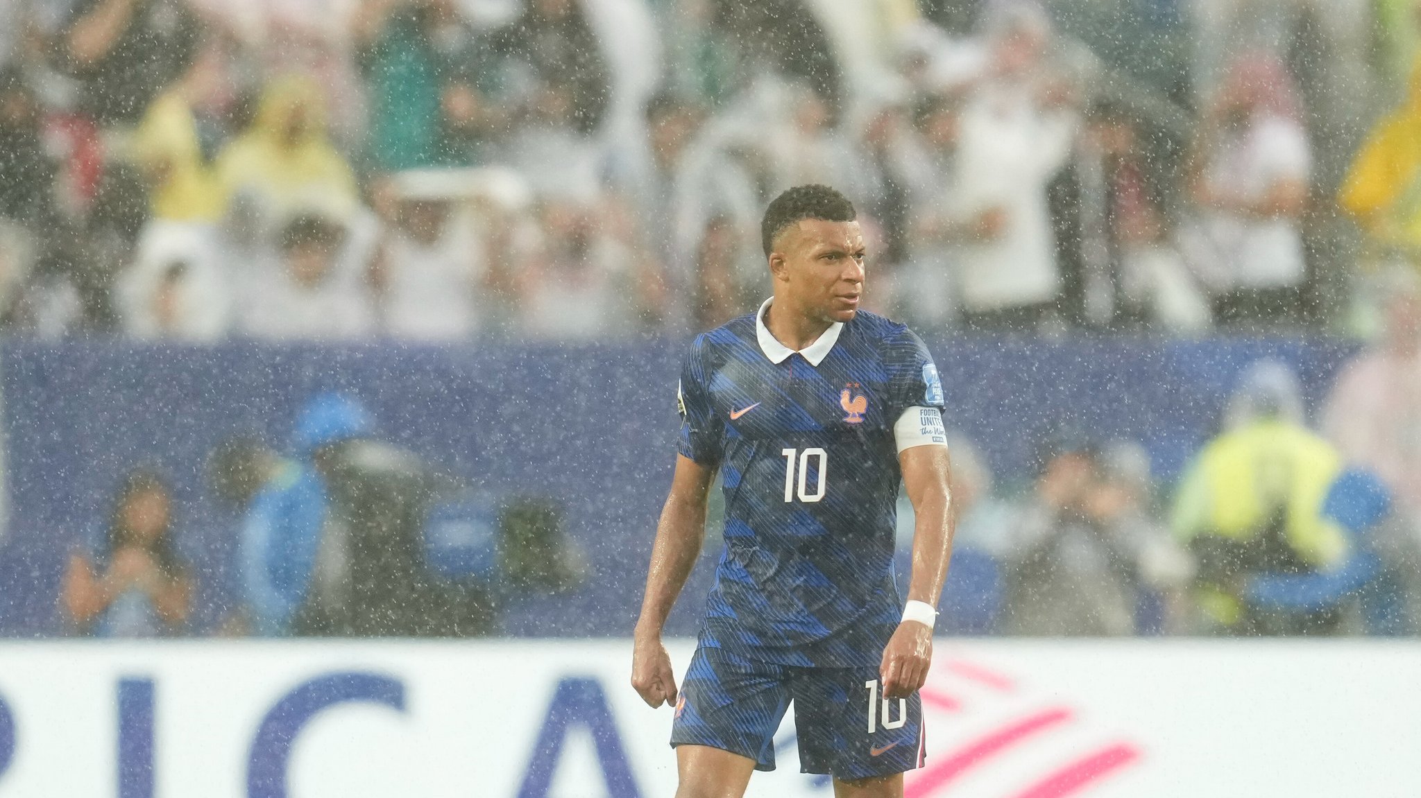 Kylian Mbappe (Frankreich, #10) blickt waehrend einsetzenden Regens im Gruppenspiel zwischen Frankreich und Irak. 
