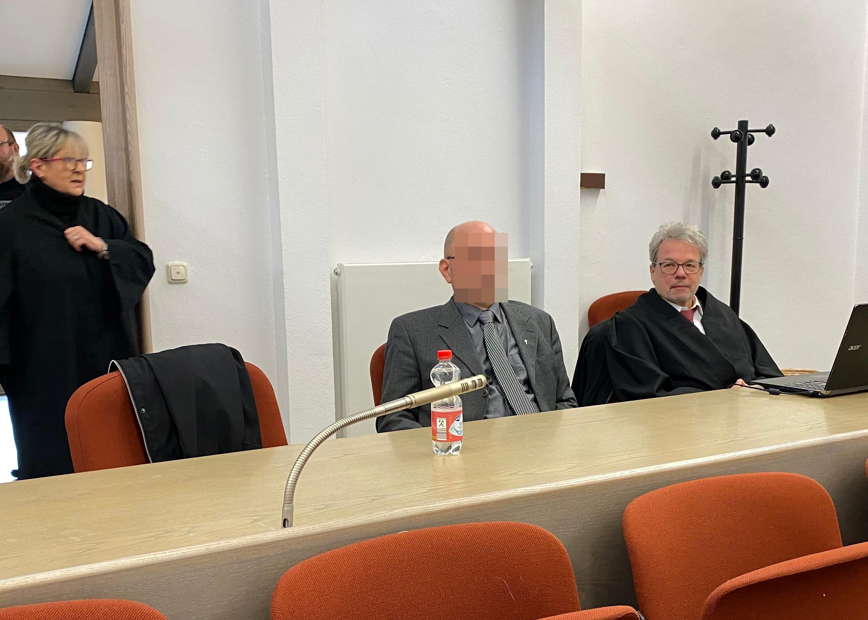 Der Angeklagte mit seinem Verteidiger