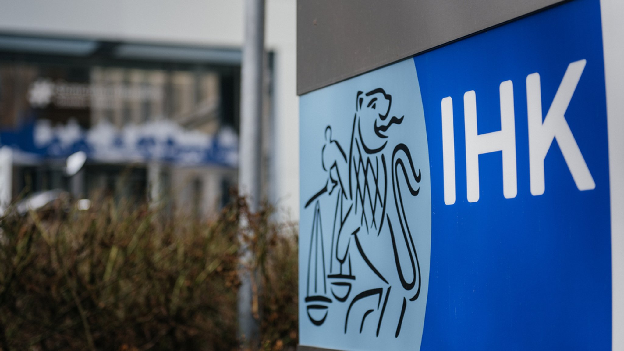 Schild vor dem Eingang der IHK Regensburg | Bild: BR/Julia Müller Schild vor dem Eingang der IHK Regensburg
