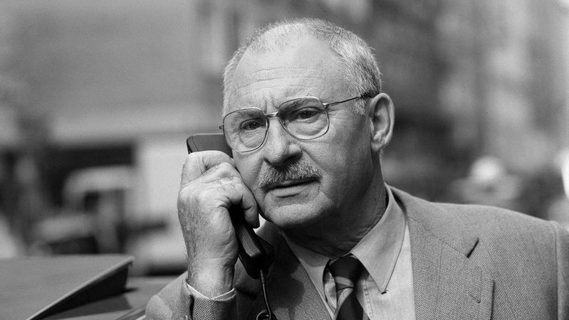 So kannte man ihn: Rolf Schimpf in der ZDF-Krimiserie "Der Alte" | Bild: picture alliance/United Archives | United Archives / kpa So kannte man ihn: Rolf Schimpf in der ZDF-Krimiserie "Der Alte"