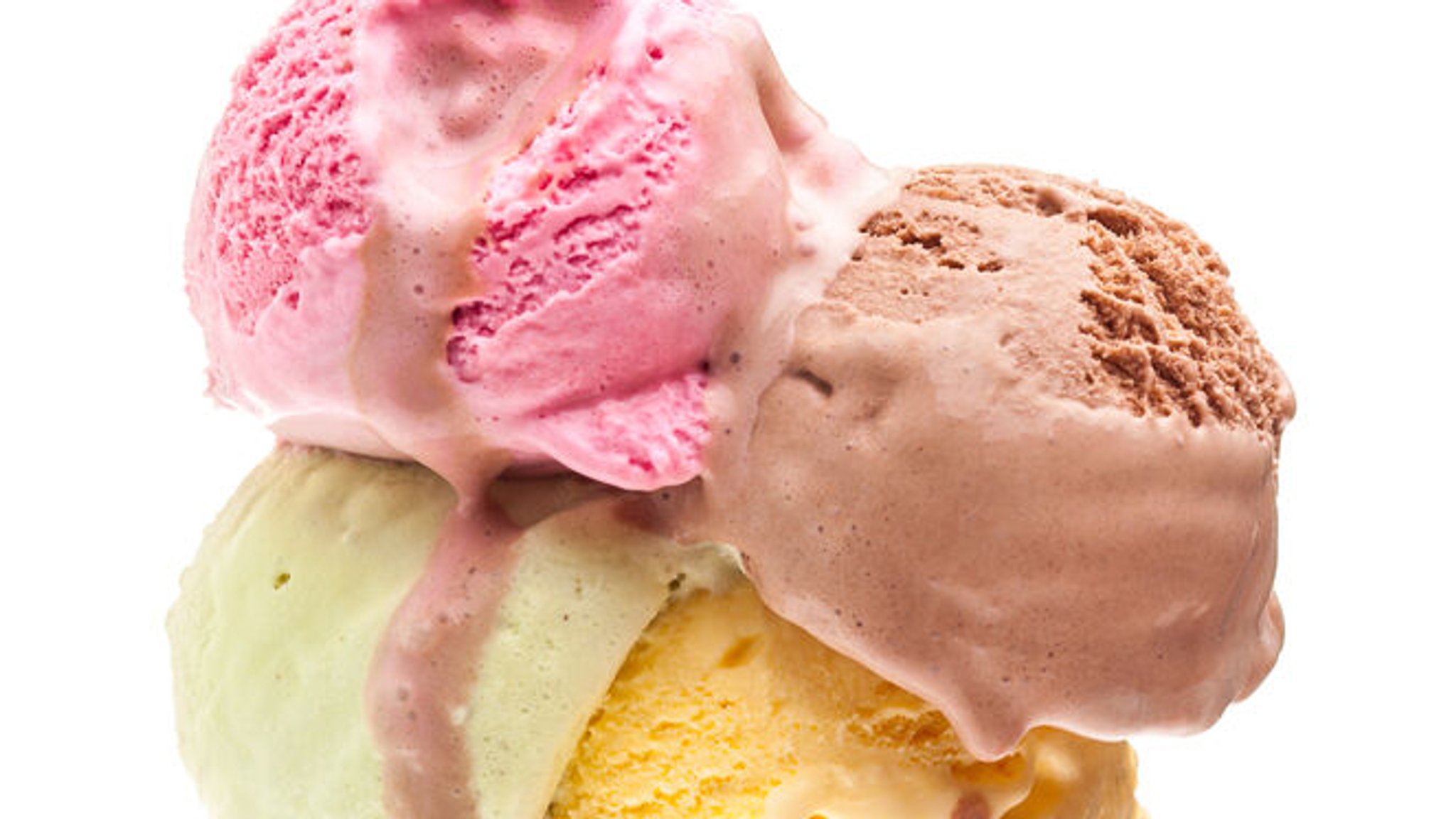 Vier Sorten Milchspeiseeis in einer Waffel.