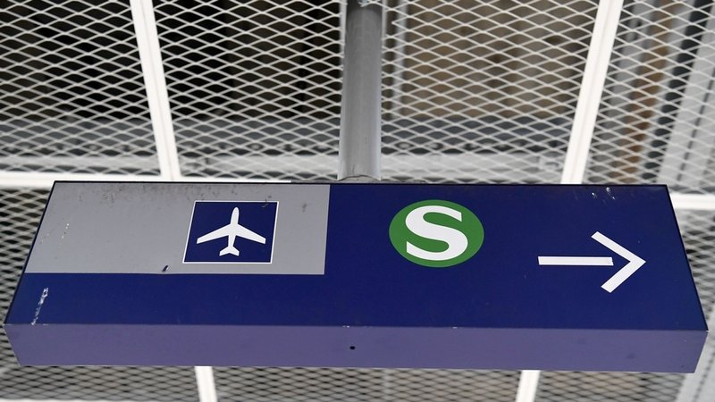 ARCHIV - 08.02.2017, Bayern, München: Das Logo der Münchner S-Bahn mit einem Richtungspfeil und einem Flughafen-Symbol, aufgenommen am Hauptbahnhof. | Bild: dpa-Bildfunk/Peter Kneffel ARCHIV - 08.02.2017, Bayern, München: Das Logo der Münchner S-Bahn mit einem Richtungspfeil und einem Flughafen-Symbol, aufgenommen am Hauptbahnhof.