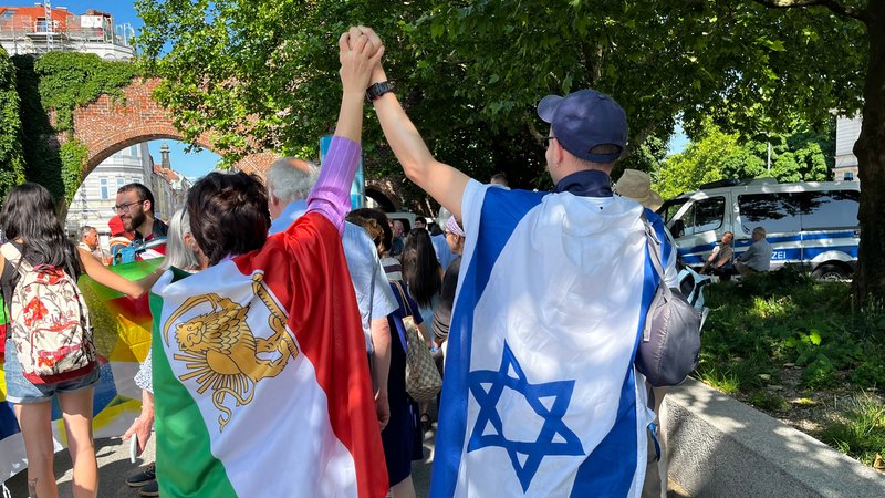 Israelis und Iraner bei einer gemeinsamen Solidaritätskundgebung am 20. Juni 2025 in München. | Bild: BR / Sandra Demmelhuber Israelis und Iraner bei einer gemeinsamen Solidaritätskundgebung am 20. Juni 2025 in München.
