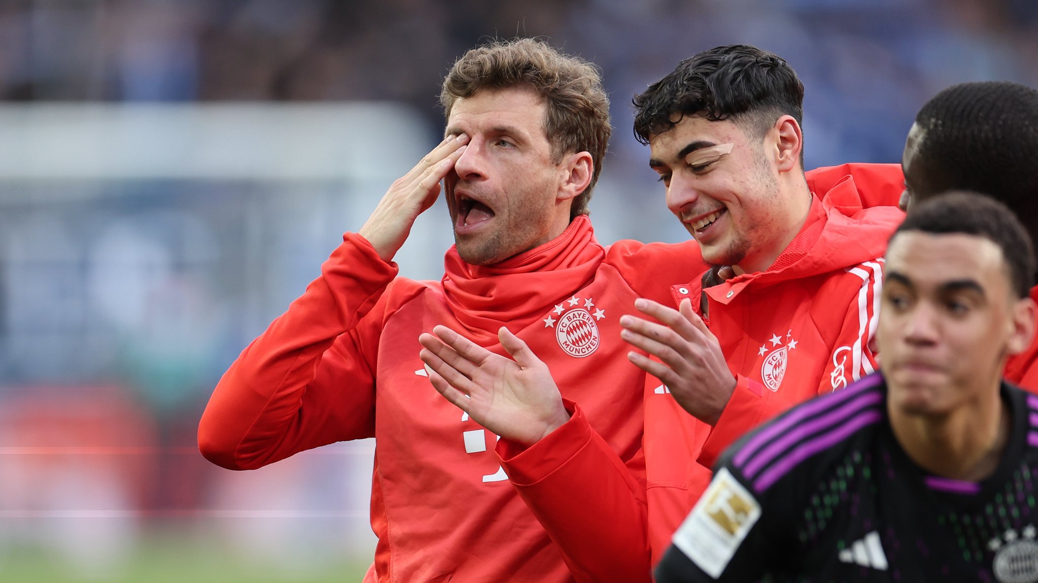 FC-Bayern-Spieler Thomas Müller mit Aleksandar Pavlovic 