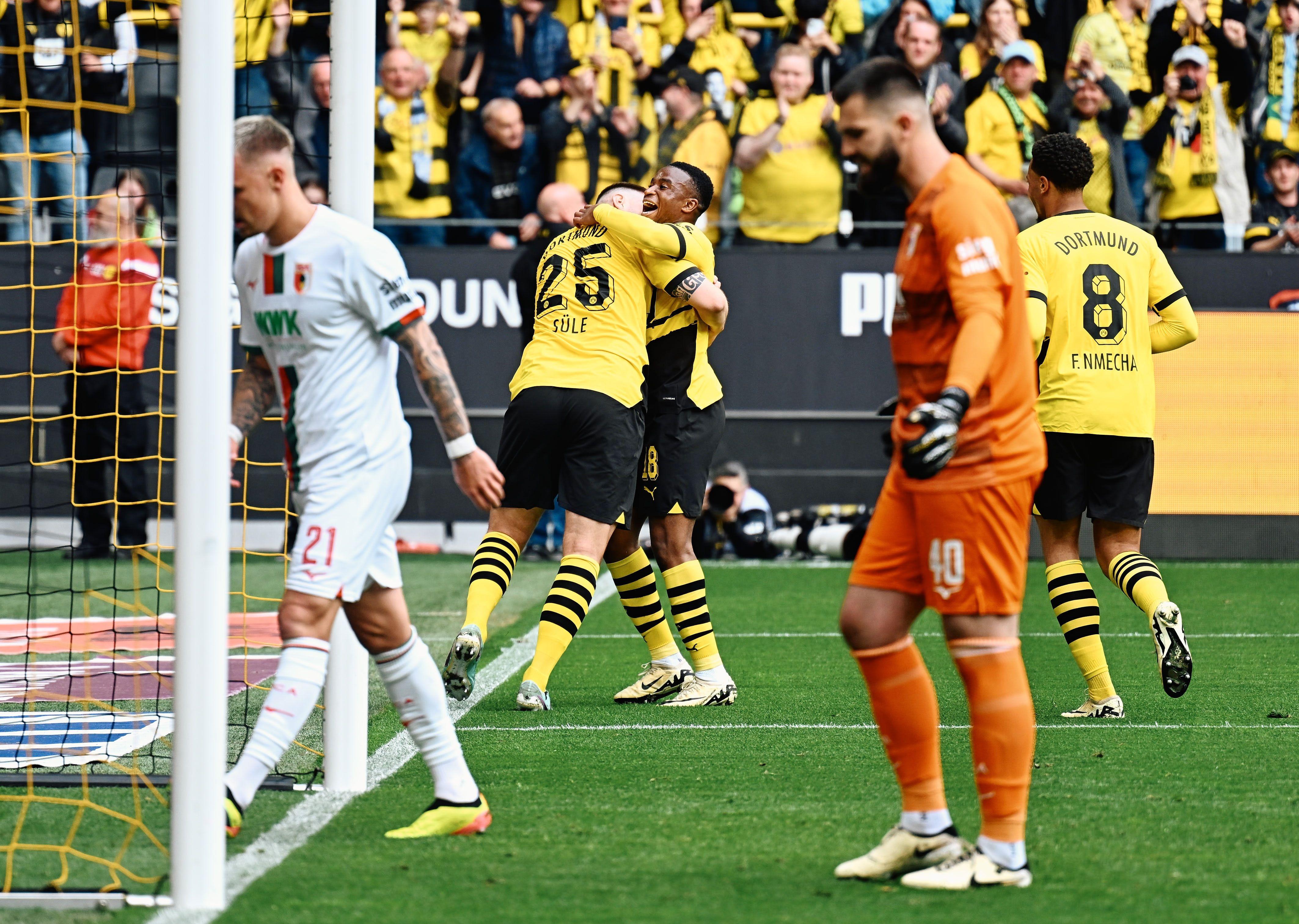 Youssoufa Moukoko bejubelt seinen Treffer gegen Augsburg