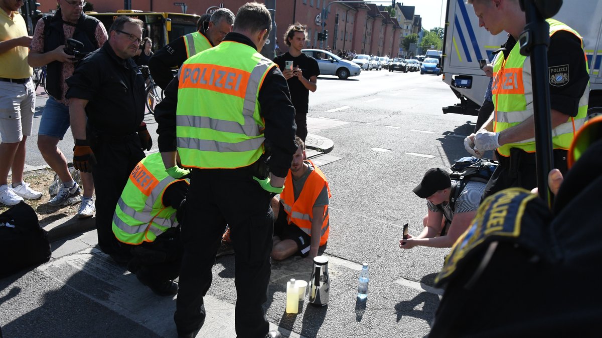 Die Polizei löst einen "Klimakleber" von der Straße ab. An der Furtmayerstraße, Kreuzung Galgenbergstraße kommt es zu Behinderungen.