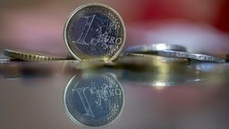 Ein-Euro-Münzen | Bild:dpa-Bildfunk/Hendrik Schmidt