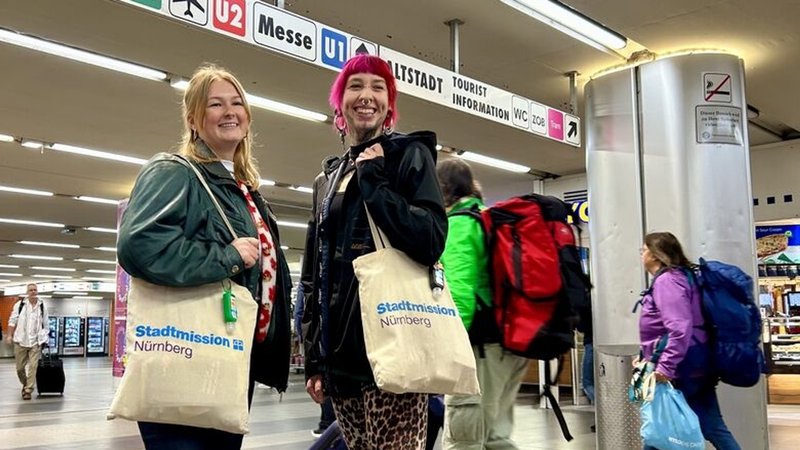 Streetworkerinnen der Stadtmission am Nürnberger Hauptbahnhof | Bild: BR/Michael Reiner Streetworkerinnen der Stadtmission am Nürnberger Hauptbahnhof