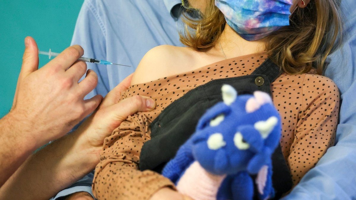 Ein Kinderarzt impft ein siebenjähriges Mädchen in Sachsen gegen das Covid19-Virus.  