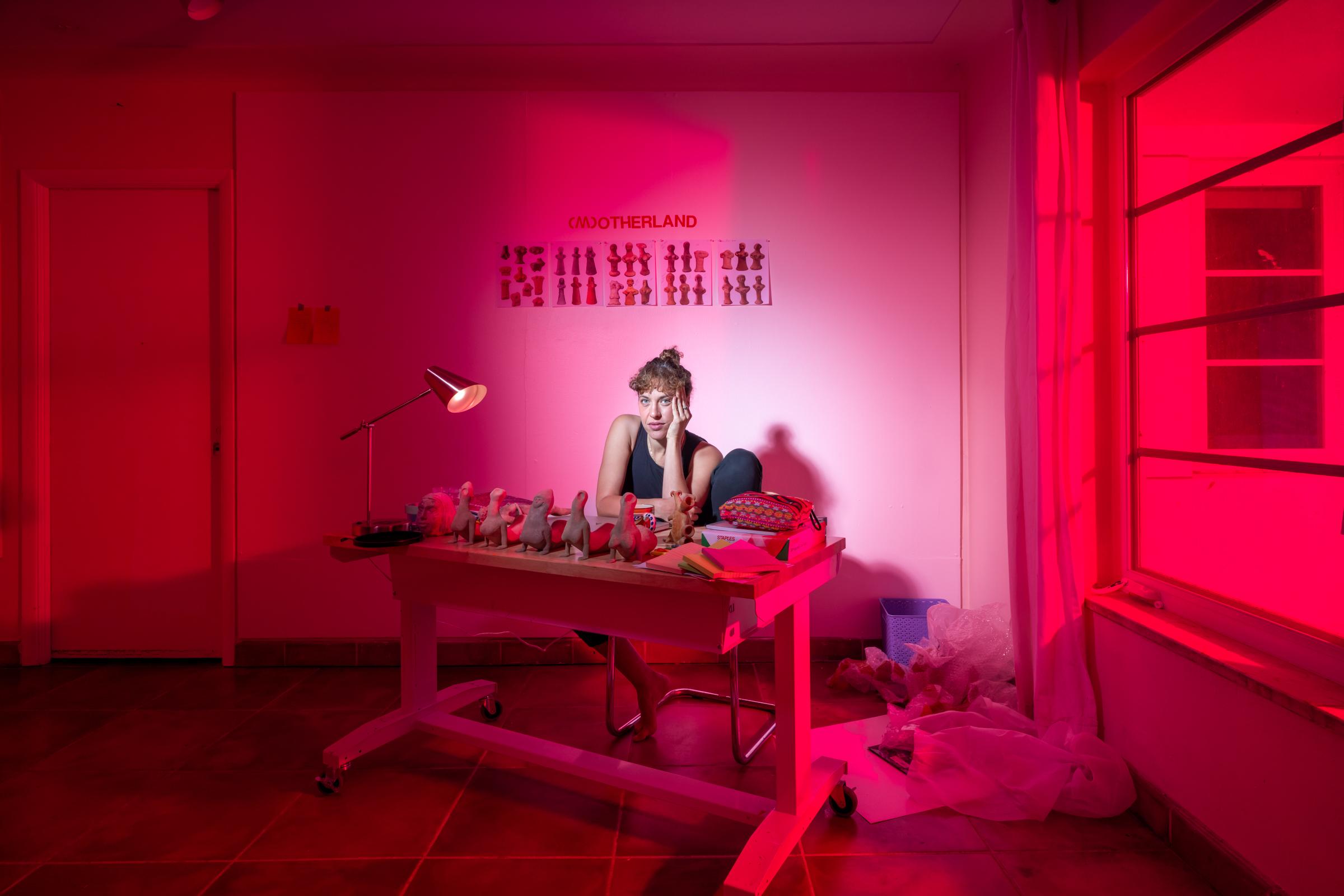 Die Künstlerin Ruth Patir mit ihrer Arbeit "Motherland".