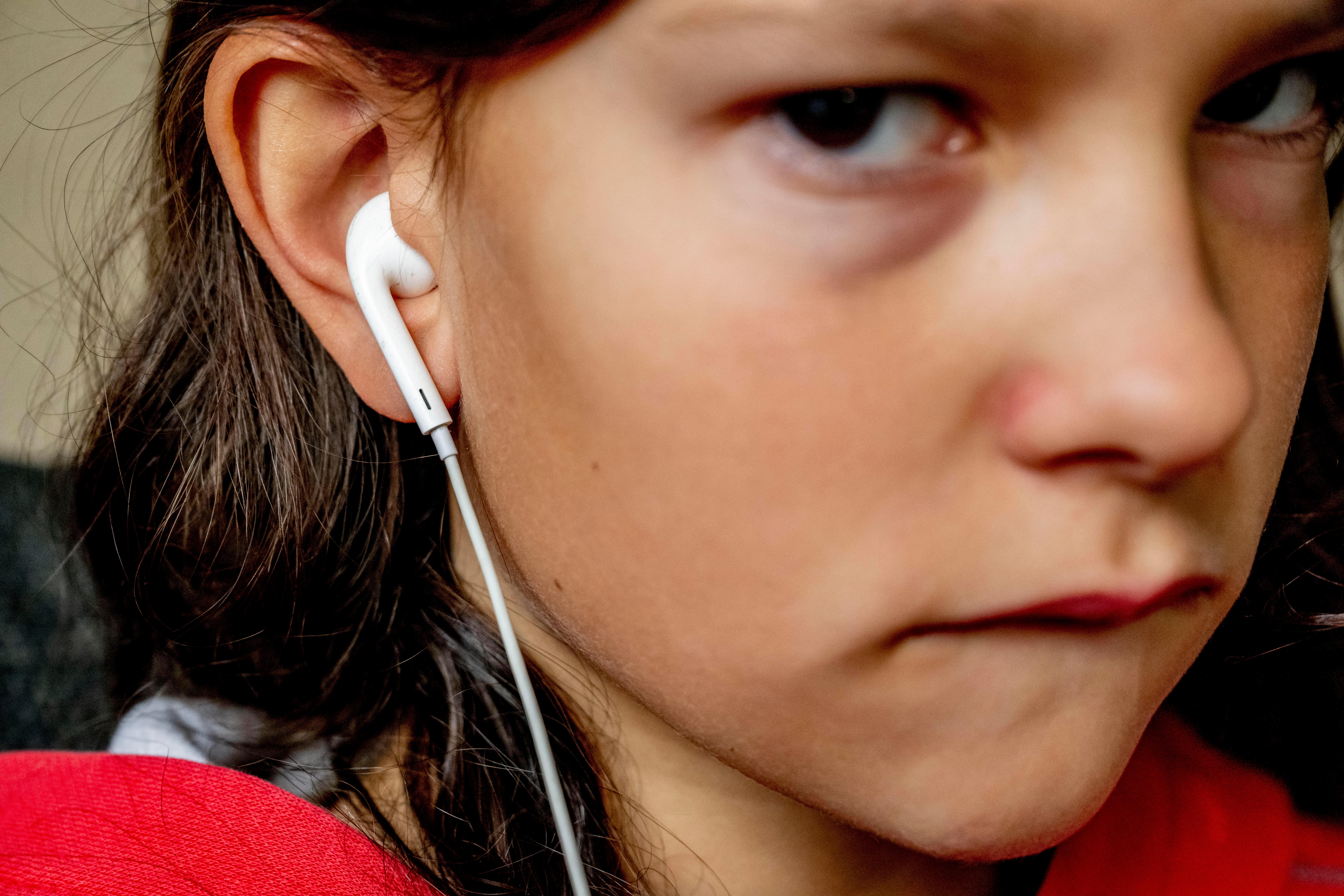 Mädchen mit Kopfhörer im Ohr