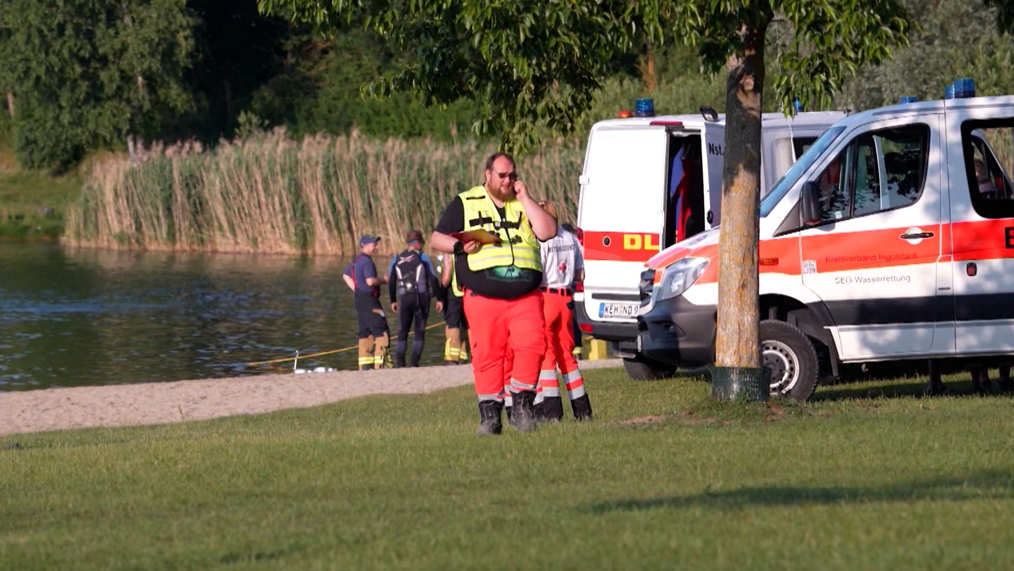 Einsatzkräfte der DLRG an einem Badesee.