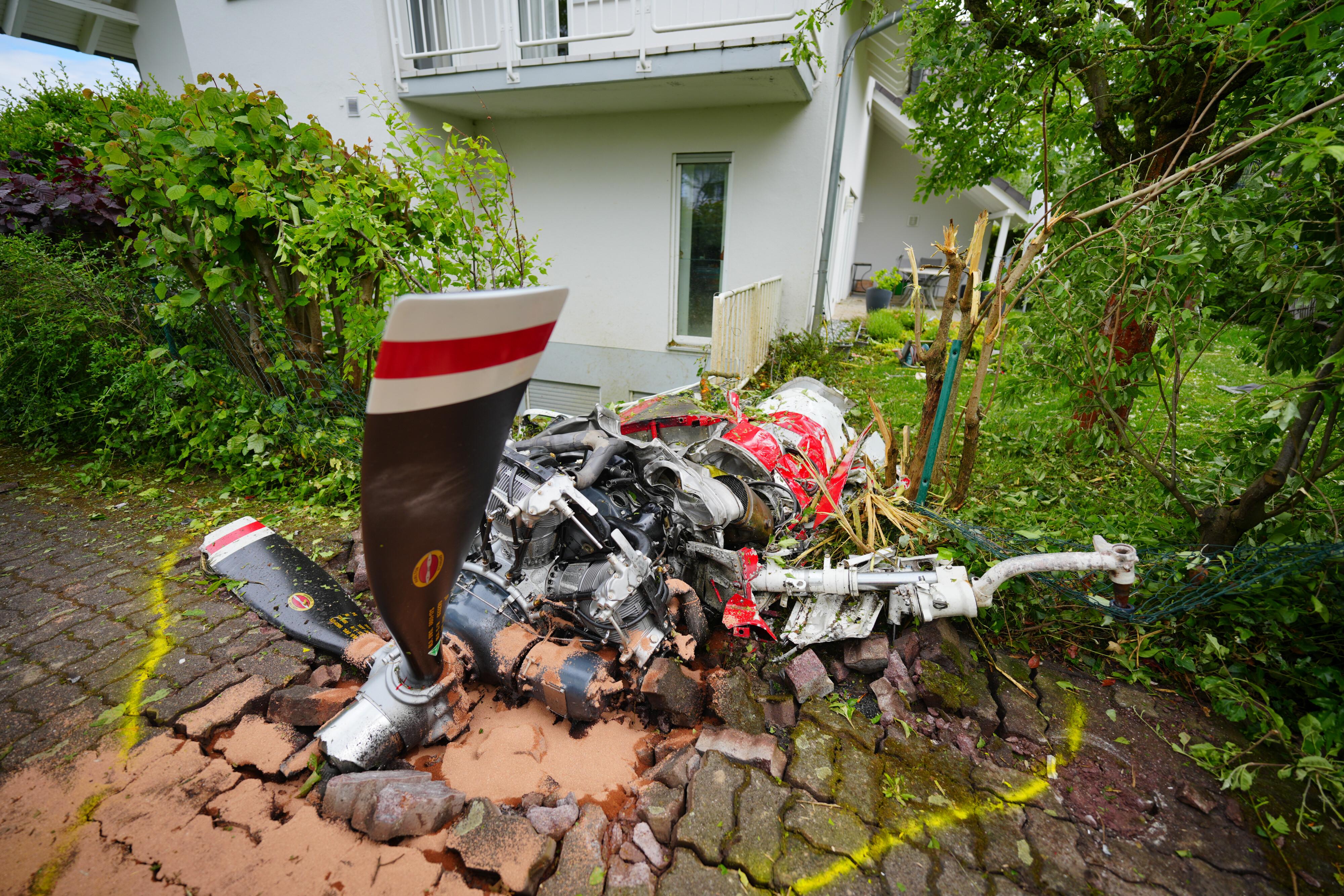 Trümmerteile eines Kleinflugzeuges liegen auf dem Boden.