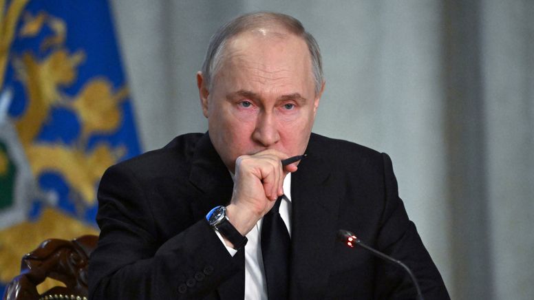 Der russische Präsident vor einem Mikrofon, einen Stift in der Hand haltend | Bild:Sergej Gunejew/Picture Alliance