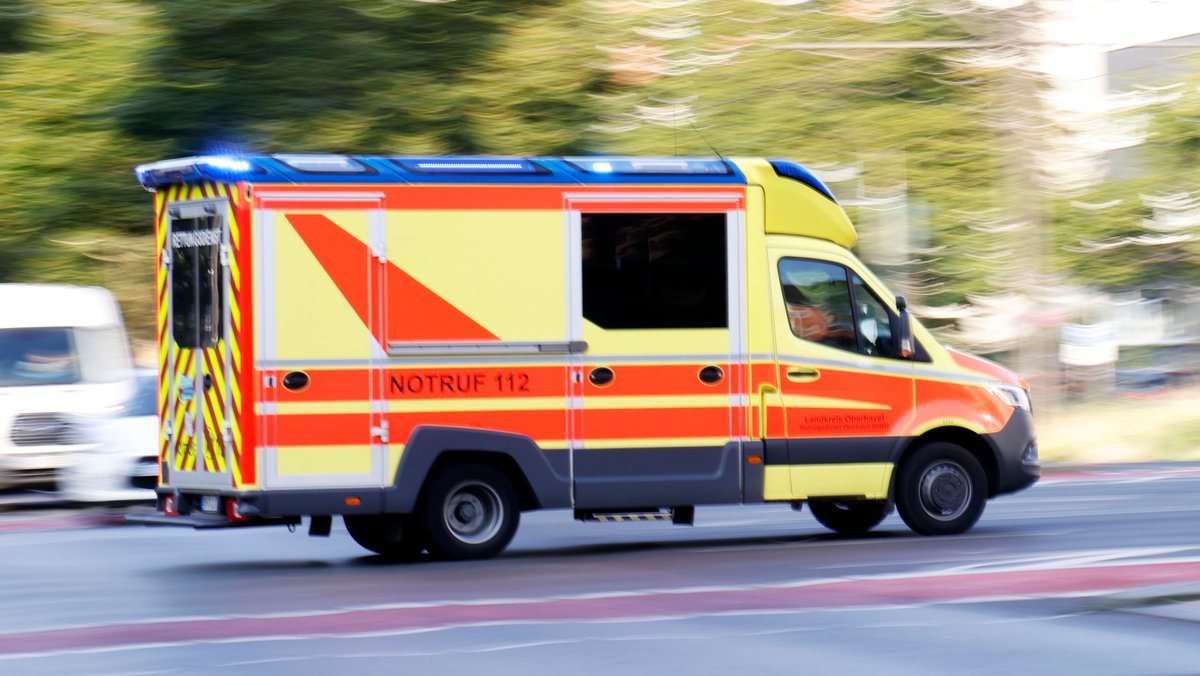 Rettungswagen mit Blaulicht und Sondersignalen (Symbolbild)