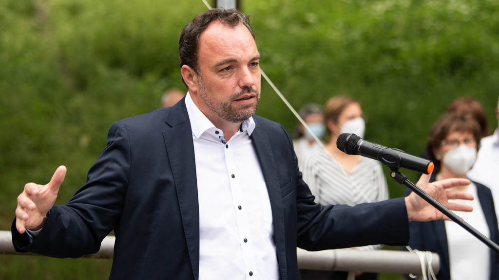 Christian Geselle (SPD), Oberbürgermeister von Kassel, mit ausgebreiteten Armen