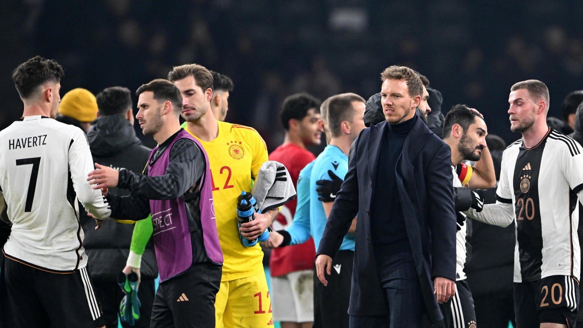 18.11.2023, Berlin: Fußball: Länderspiele, Deutschland - Türkei, Olympiastadion. Deutschlands Bundestrainer Julian Nagelsmann (M) geht nach dem Spiel über den Platz. 