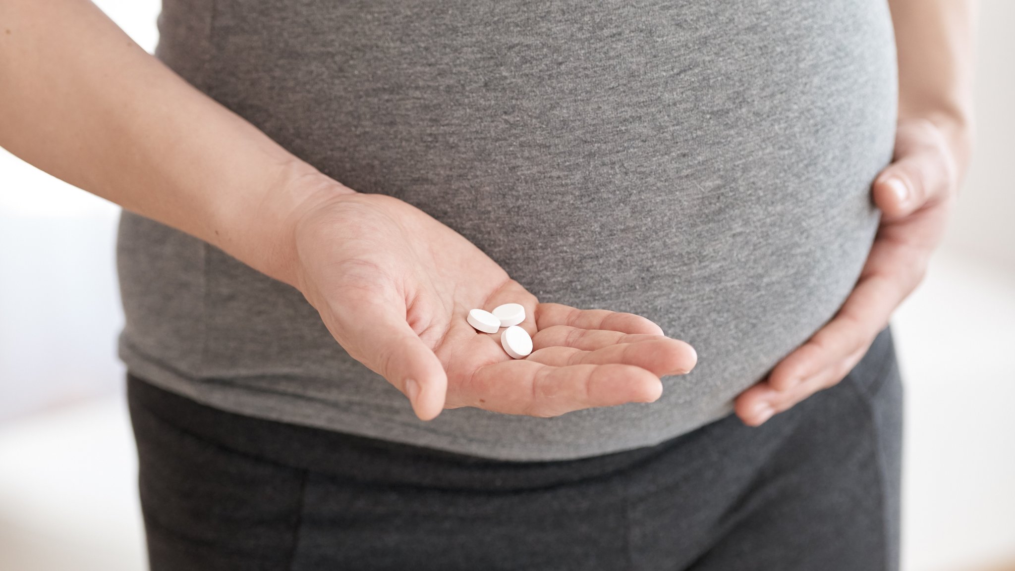 Hat die Einnahme von Paracetamol während der Schwangerschaft negative Folgen auf Töchter? Im Bild: Schwangere mit Medikamenten in der Hand. | Bild: colourbox.com Hat die Einnahme von Paracetamol während der Schwangerschaft negative Folgen auf Töchter? Im Bild: Schwangere mit Medikamenten in der Hand.