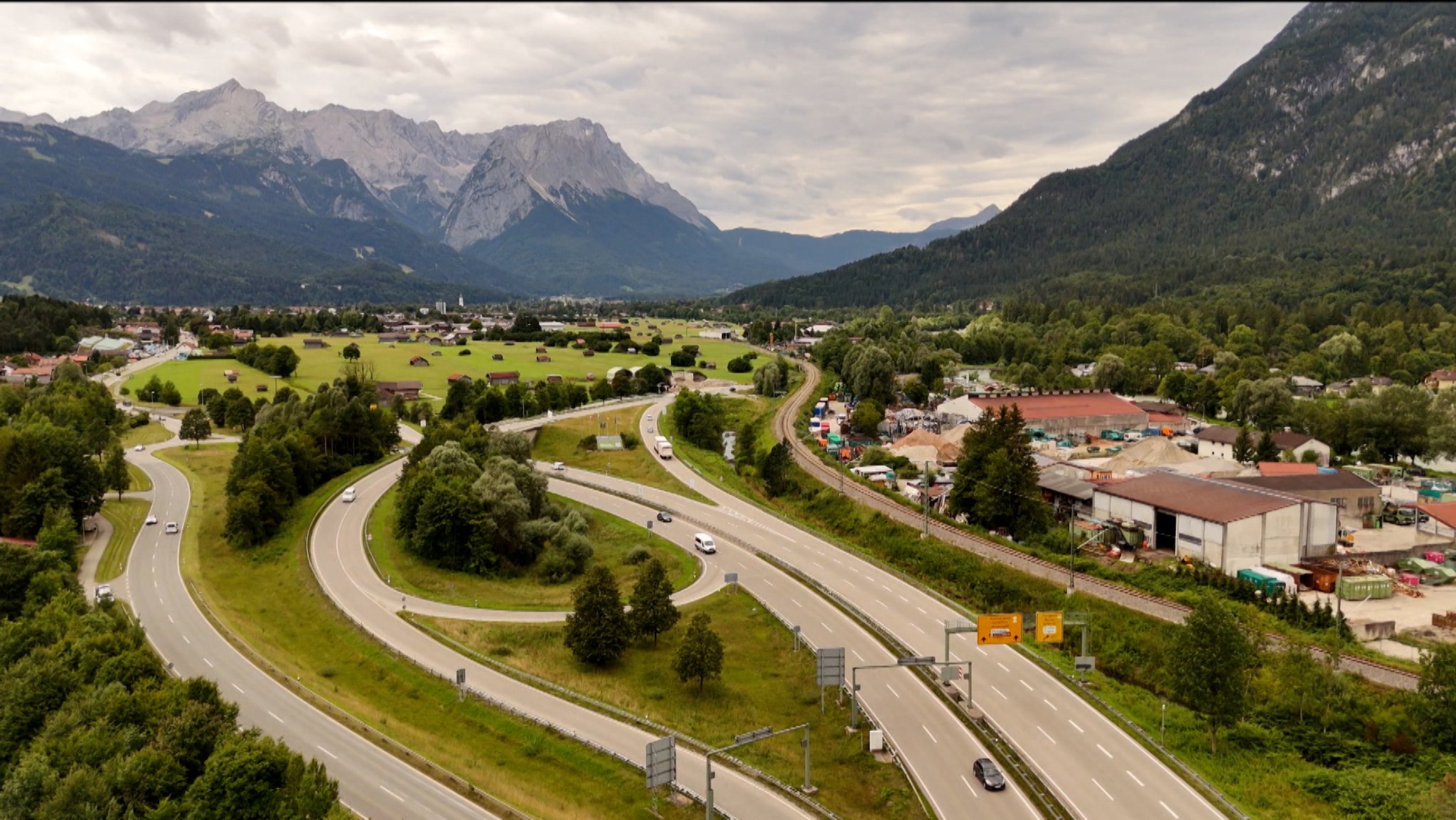 Der Wanktunnel in Garmisch-Partenkirchen soll in ein paar Jahren den Ortsteil Partenkirchen vom Verkehr entlasten, so wie es der Kramertunnel ab 2028 für den Ortsteil Garmisch leisten soll.