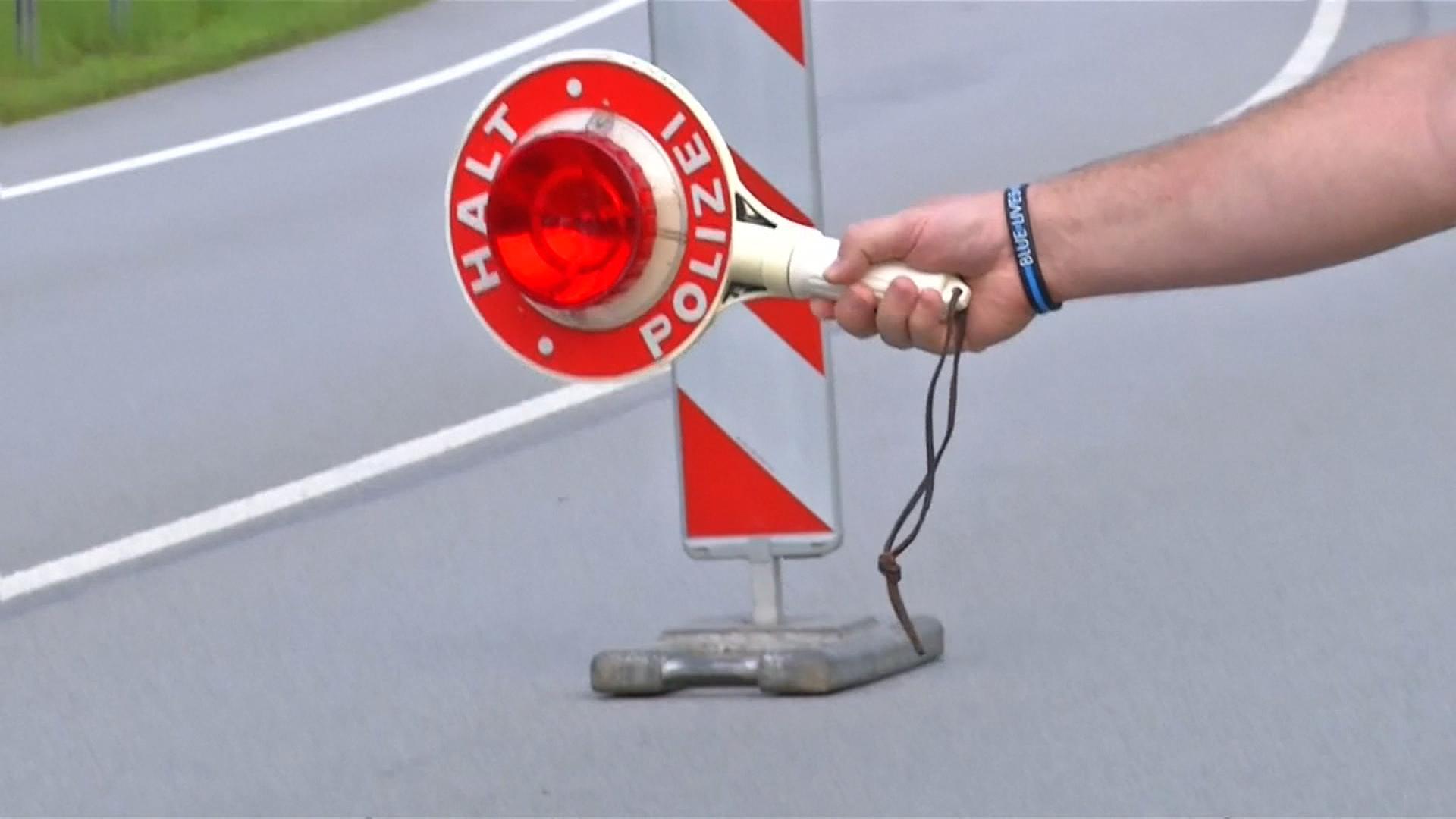 Polizei mit Halt-Signal bei einer Grenzkontrolle