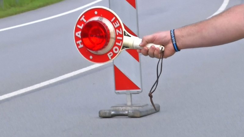 Polizei mit Halt-Signal bei einer Grenzkontrolle | Bild: BR Polizei mit Halt-Signal bei einer Grenzkontrolle