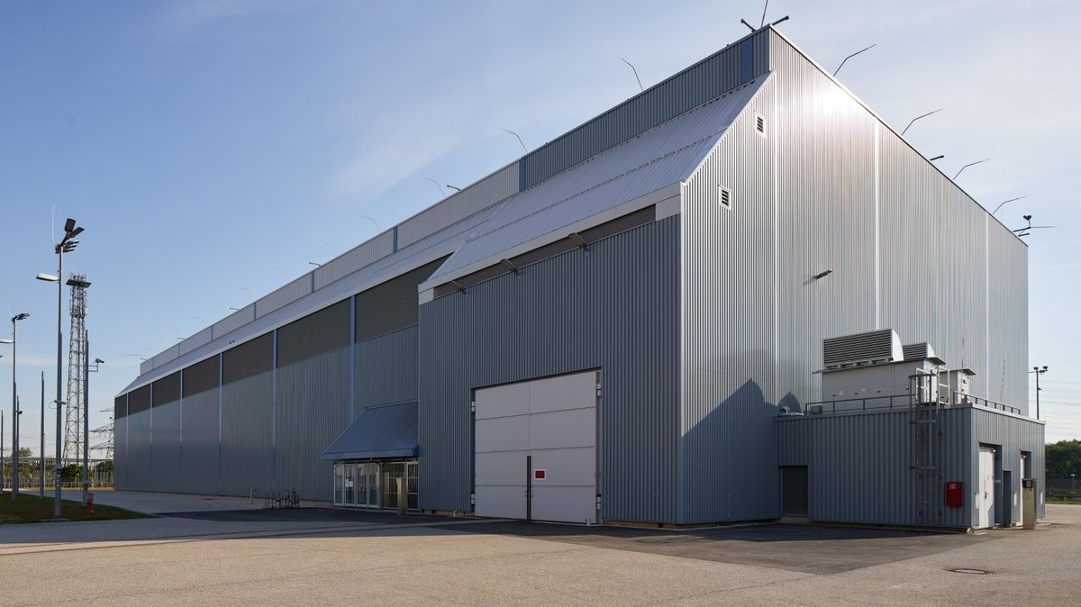 Das Atommüll-Zwischenlager Niederaichbach, eine graue Halle, von außen