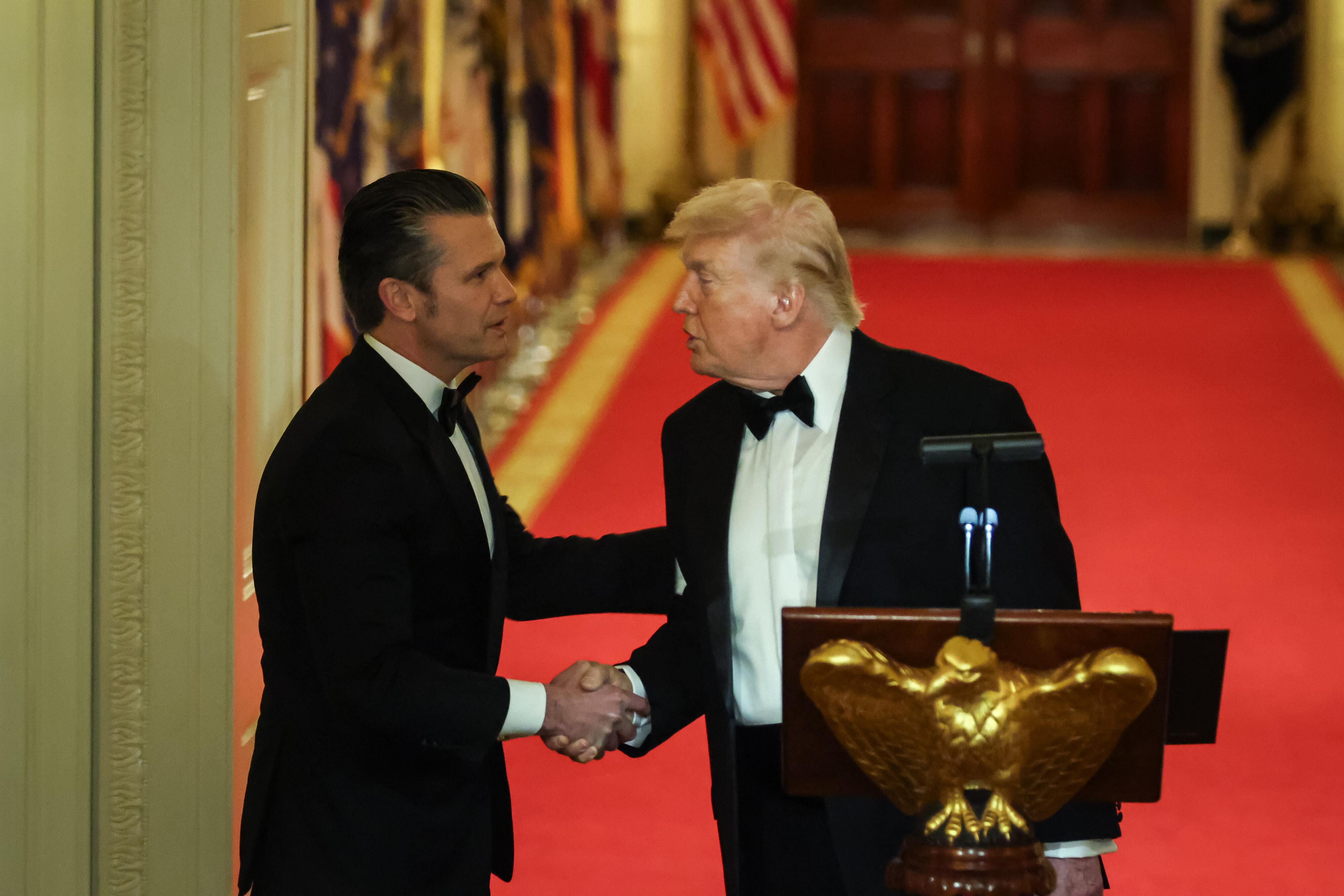 US-Verteidigungsminister und US-Präsident schütteln sich die Hand 