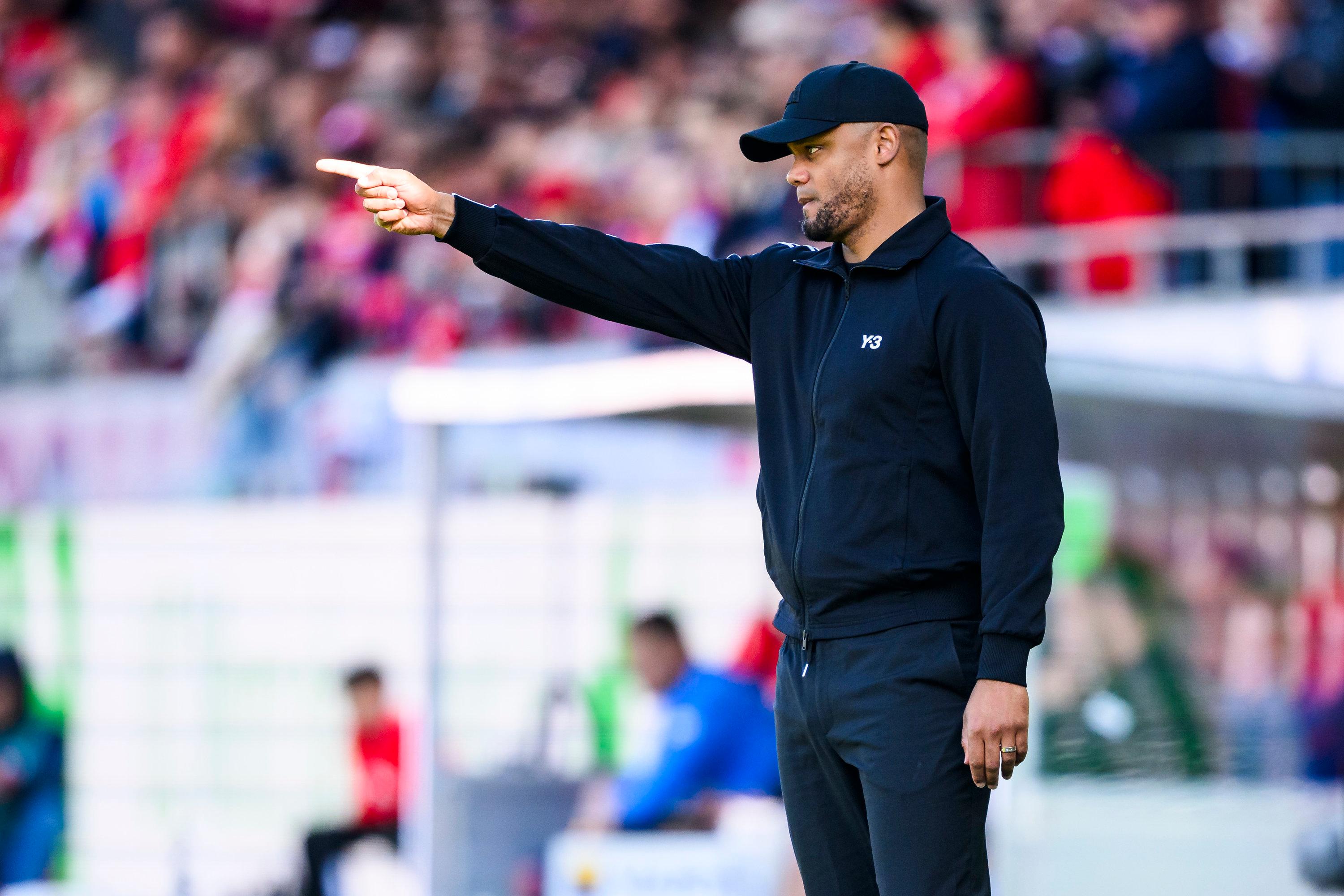 19.04.2025, Baden-Württemberg, Heidenheim: Fußball, Männer, Bundesliga, 30. Spieltag, 1. FC Heidenheim - Bayern München, Voith-Arena:  Münchens Trainer Vincent Kompany gestikuliert. Foto: Tom Weller/dpa - WICHTIGER HINWEIS: Gemäß den Vorgaben der DFL Deutsche Fußball Liga bzw. des DFB Deutscher Fußball-Bund ist es untersagt, in dem Stadion und/oder vom Spiel angefertigte Fotoaufnahmen in Form von Sequenzbildern und/oder videoähnlichen Fotostrecken zu verwerten bzw. verwerten zu lassen. +++ dpa-Bildfunk +++