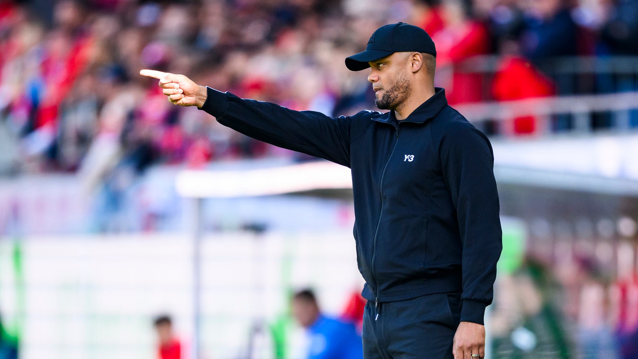 19.04.2025, Baden-Württemberg, Heidenheim: Fußball, Männer, Bundesliga, 30. Spieltag, 1. FC Heidenheim - Bayern München, Voith-Arena:  Münchens Trainer Vincent Kompany gestikuliert. Foto: Tom Weller/dpa - WICHTIGER HINWEIS: Gemäß den Vorgaben der DFL Deutsche Fußball Liga bzw. des DFB Deutscher Fußball-Bund ist es untersagt, in dem Stadion und/oder vom Spiel angefertigte Fotoaufnahmen in Form von Sequenzbildern und/oder videoähnlichen Fotostrecken zu verwerten bzw. verwerten zu lassen. +++ dpa-Bildfunk +++