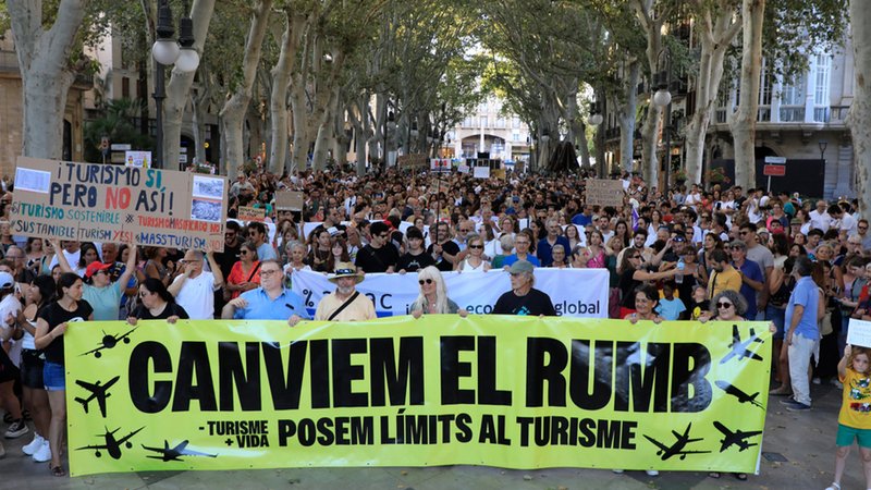 Demonstration gegen den Massentourismus in Palma de Mallorca (21.7.24). | Bild: dpa-Bildfunk/Clara Margais Demonstration gegen den Massentourismus in Palma de Mallorca (21.7.24).
