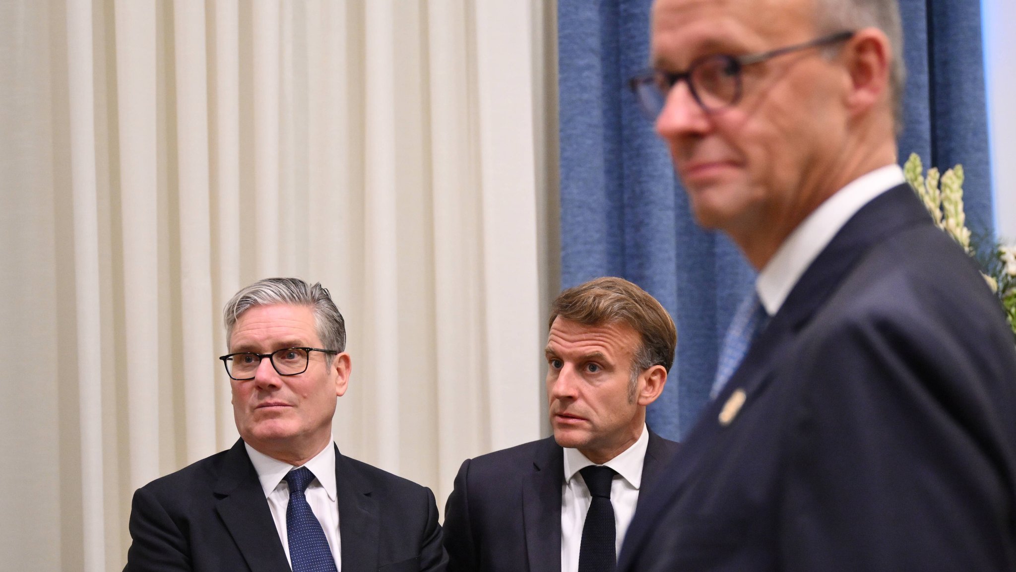 Der britische Premierminister Keir Starmer, der französische Präsident Emmanuel Macron und der deutsche Bundeskanzler Friedrich Merz am 13.10.25. | Bild: picture alliance / SIPA | Eliot Blondet-Pool Der britische Premierminister Keir Starmer, der französische Präsident Emmanuel Macron und der deutsche Bundeskanzler Friedrich Merz am 13.10.25.