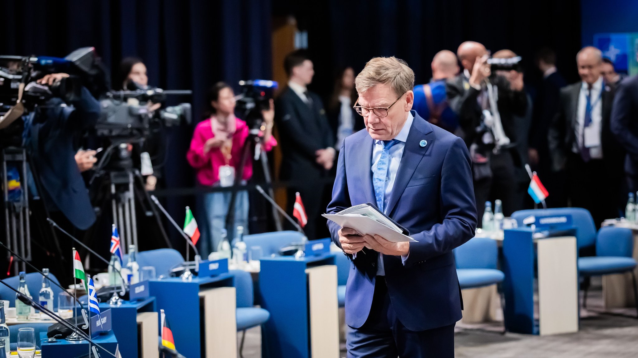 Im schwedischen Helsingborg kommt Johann Wadephul (CDU), Außenminister, zur Arbeitssitzung des Nato-Außenministertreffens. Er geht vor bereitgestellten Stühlen entlang. | Bild: dpa-Bildfunk/Christoph Soeder Im schwedischen Helsingborg kommt Johann Wadephul (CDU), Außenminister, zur Arbeitssitzung des Nato-Außenministertreffens. Er geht vor bereitgestellten Stühlen entlang.