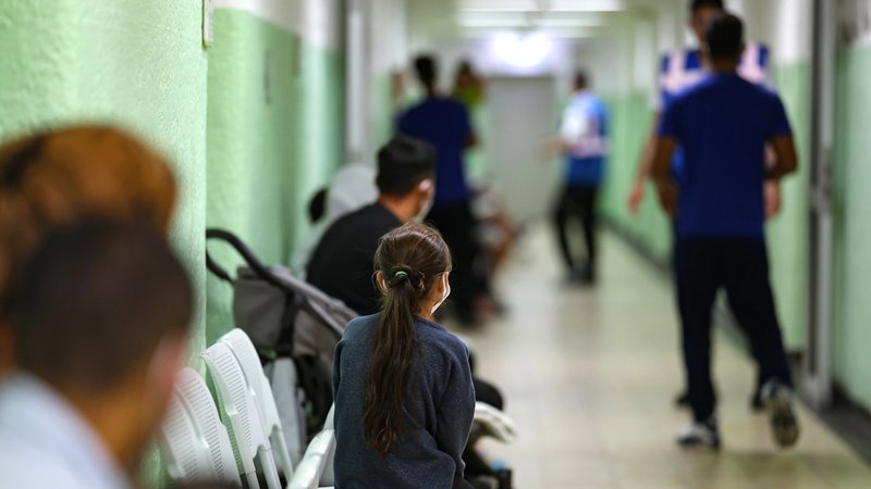 Migranten warten in der Zentralen Aufnahmeeinrichtung für Asylbewerber in Zirndorf in Bayern in einem Gang auf einen Termin in der Behörde. | Bild: dpa-Bildfunk/Daniel Löb Migranten warten in der Zentralen Aufnahmeeinrichtung für Asylbewerber in Zirndorf in Bayern in einem Gang auf einen Termin in der Behörde.