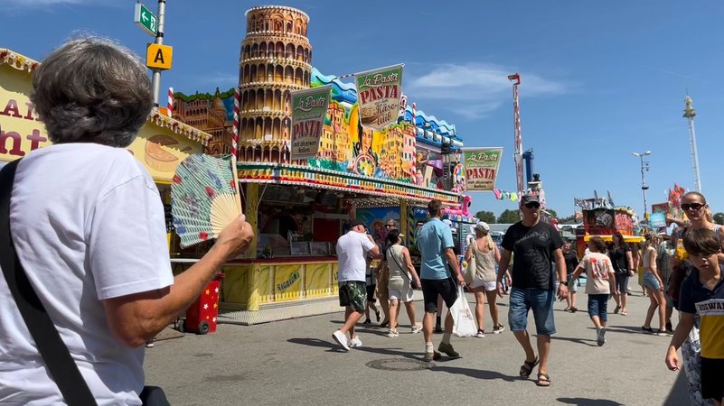 Eine Besucherin auf dem Gäubodenvolksfest mit Fächer. Wegen der Hitze sind die Bierzelte bislang nur mäßig besucht. | Bild: BR/Meike Föckersperger Eine Besucherin auf dem Gäubodenvolksfest mit Fächer. Wegen der Hitze sind die Bierzelte bislang nur mäßig besucht.