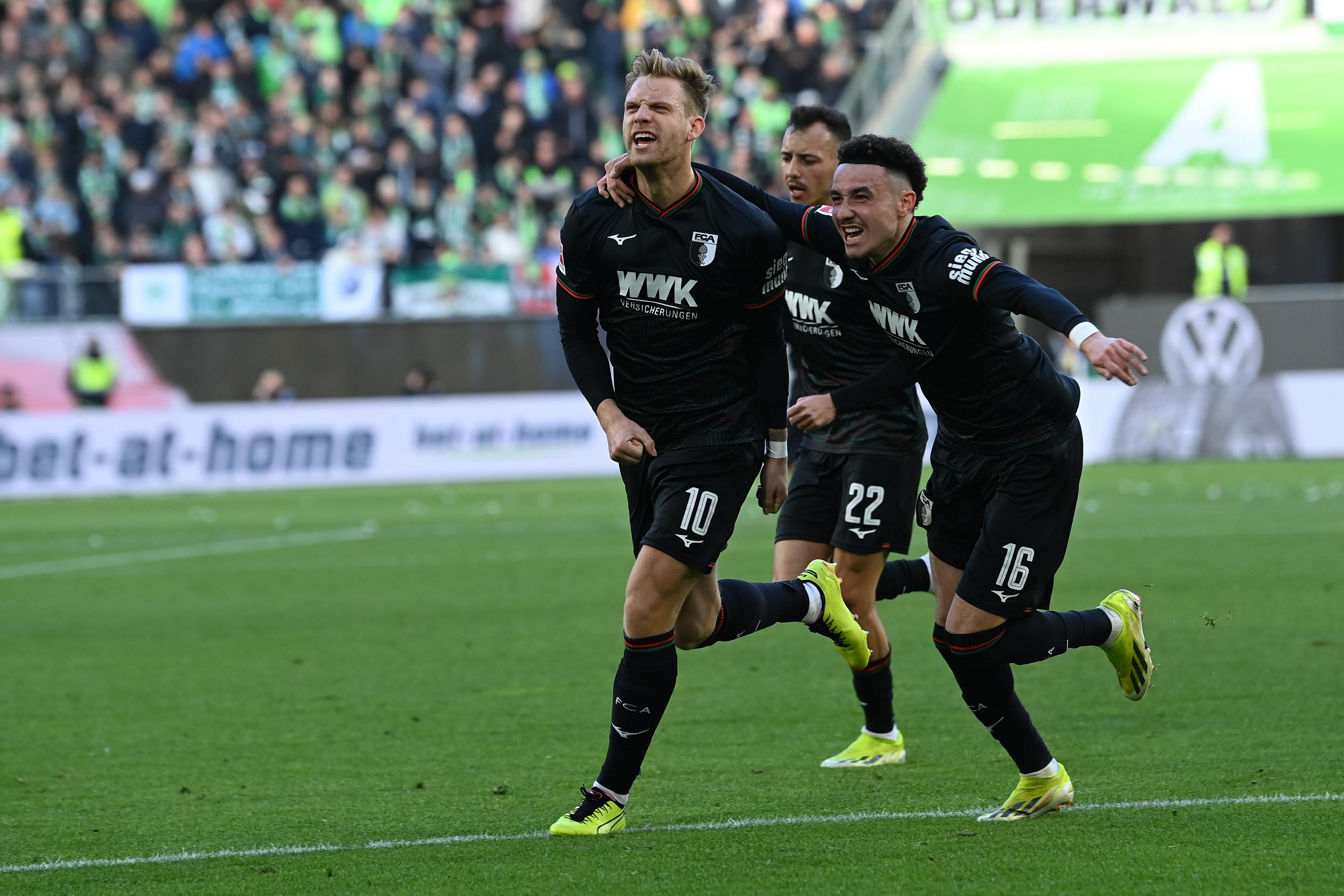Augsburger Jubelkabinett: Arne Maier (l.), Iago (m.) und Ruben Vargas